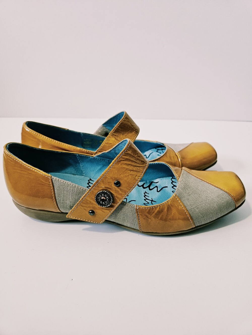 Un Tour En Ville Mary Jane Flats Size 38 US 7.5 Yellow Leather Shoes EUC